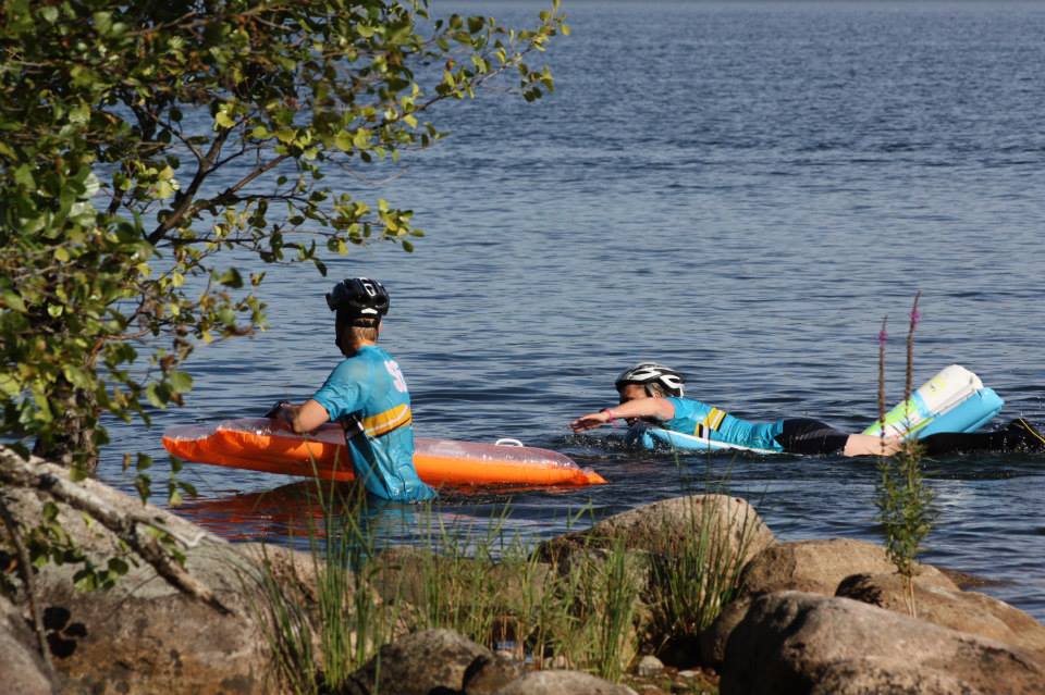 Kilpakumppaneita nauttimassa uimapatjailusta. Kuva: Team SnowFlakes