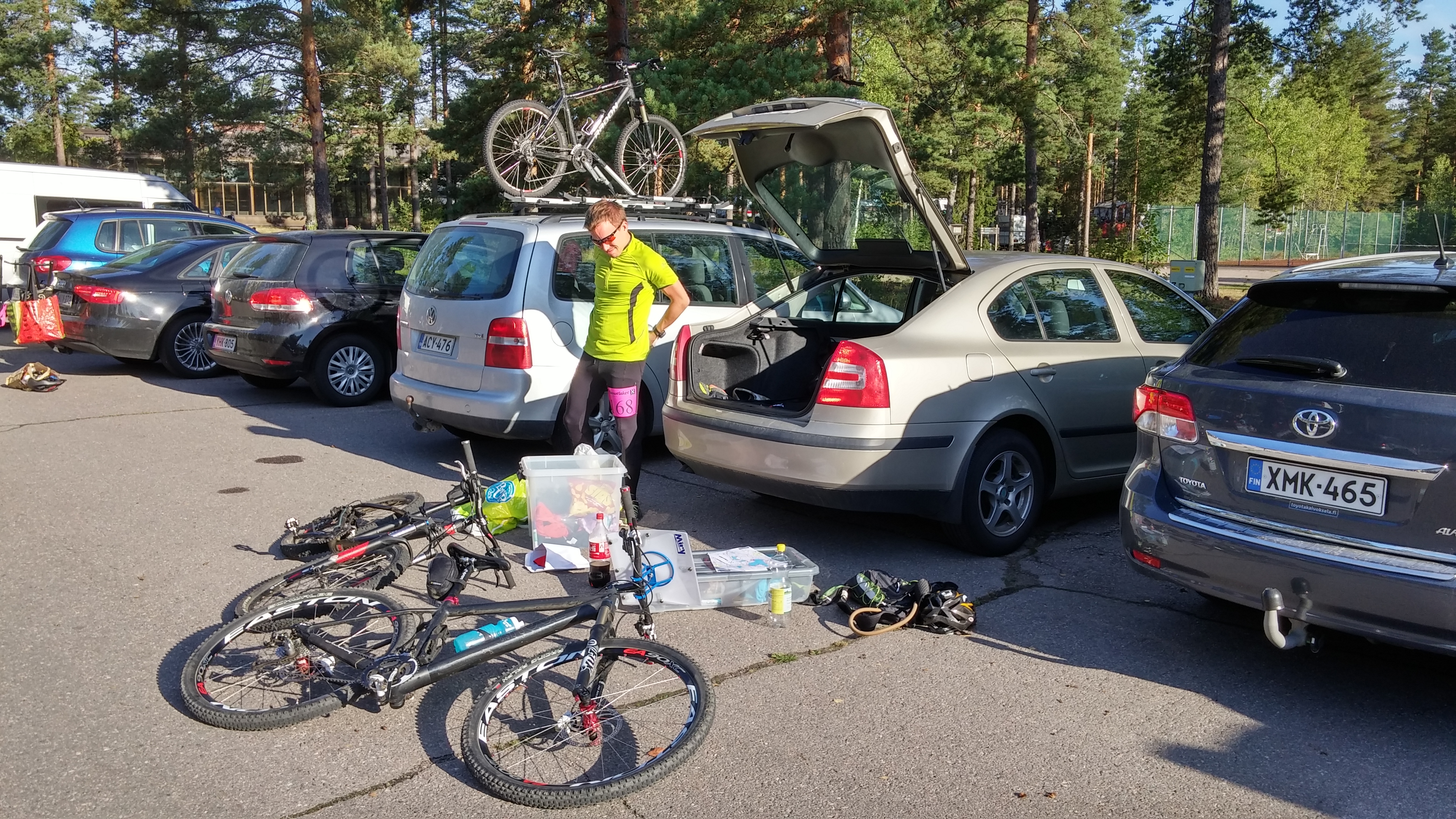Tavarat ja Eetu räjäytettynä  autosta pihalle.