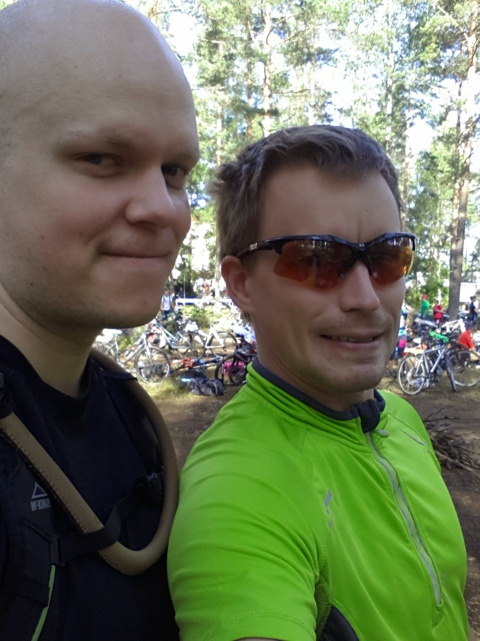 Ennen starttia hymyily voi olla väkinäistä, mutta ei pakollista.