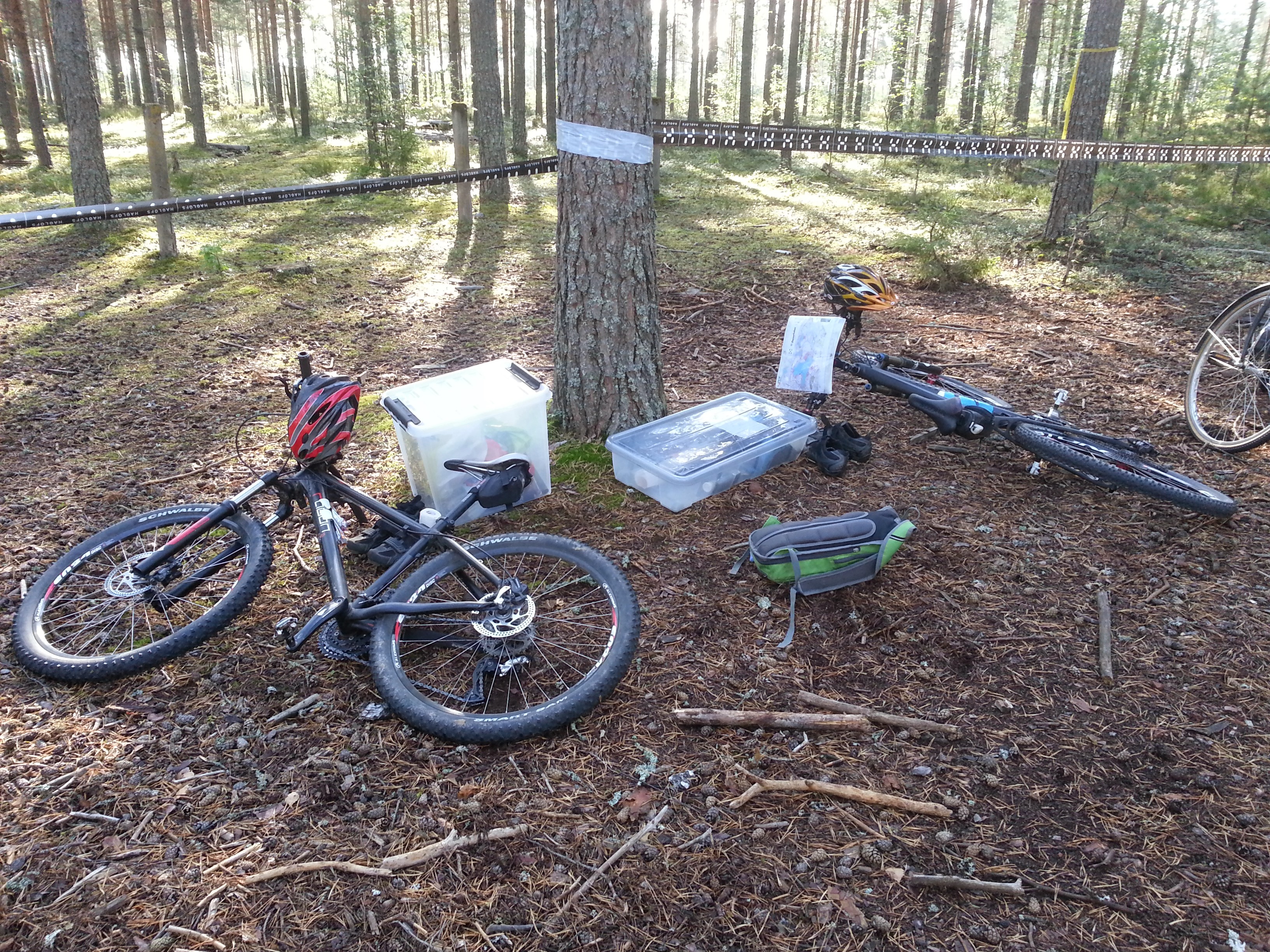 Pyöräily- ja muut tavarat odottamassa vaihtoalueella pyöräilyyn lähtöä.