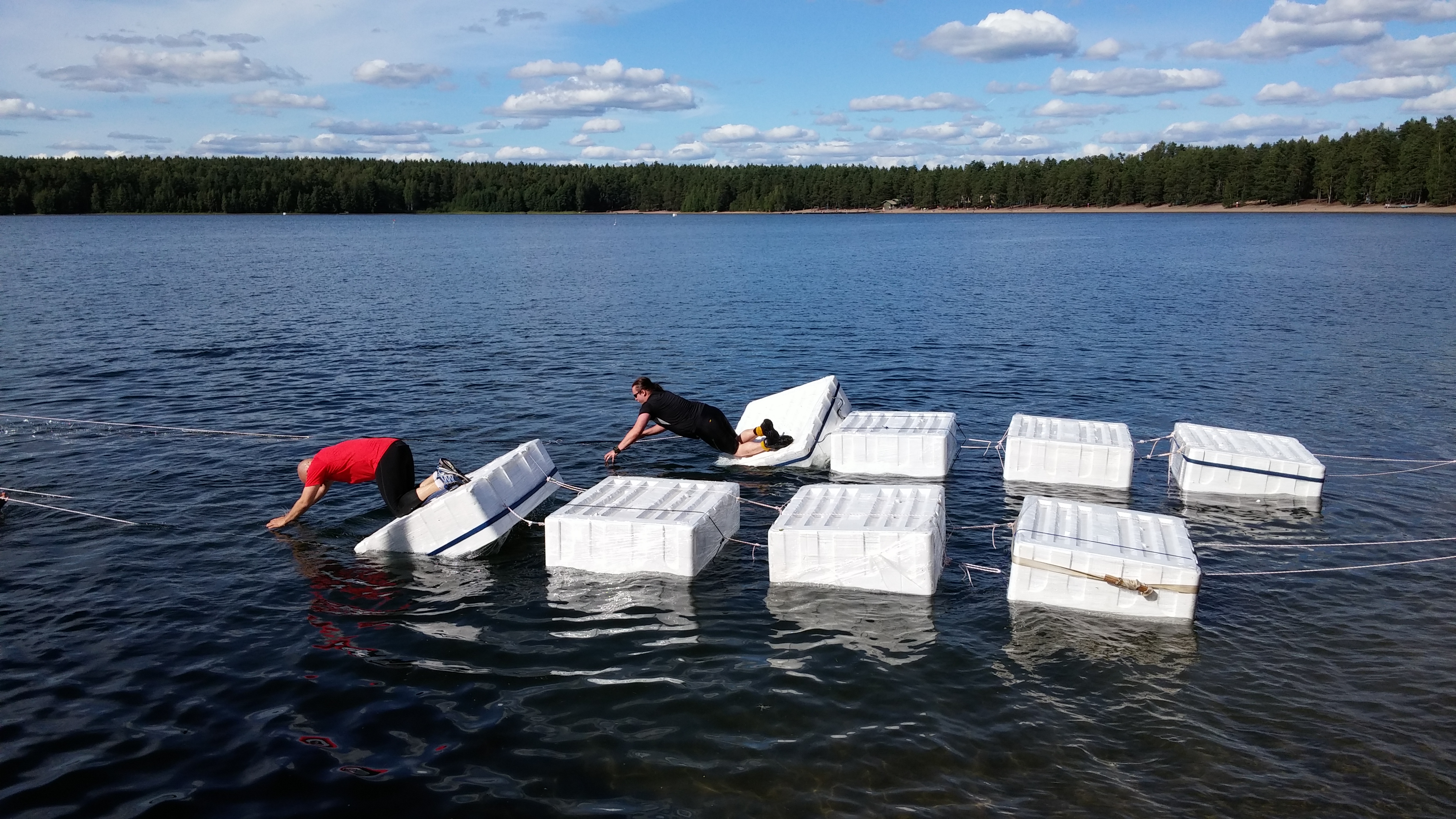Kilpakumppaneita lopputehtävän parissa.