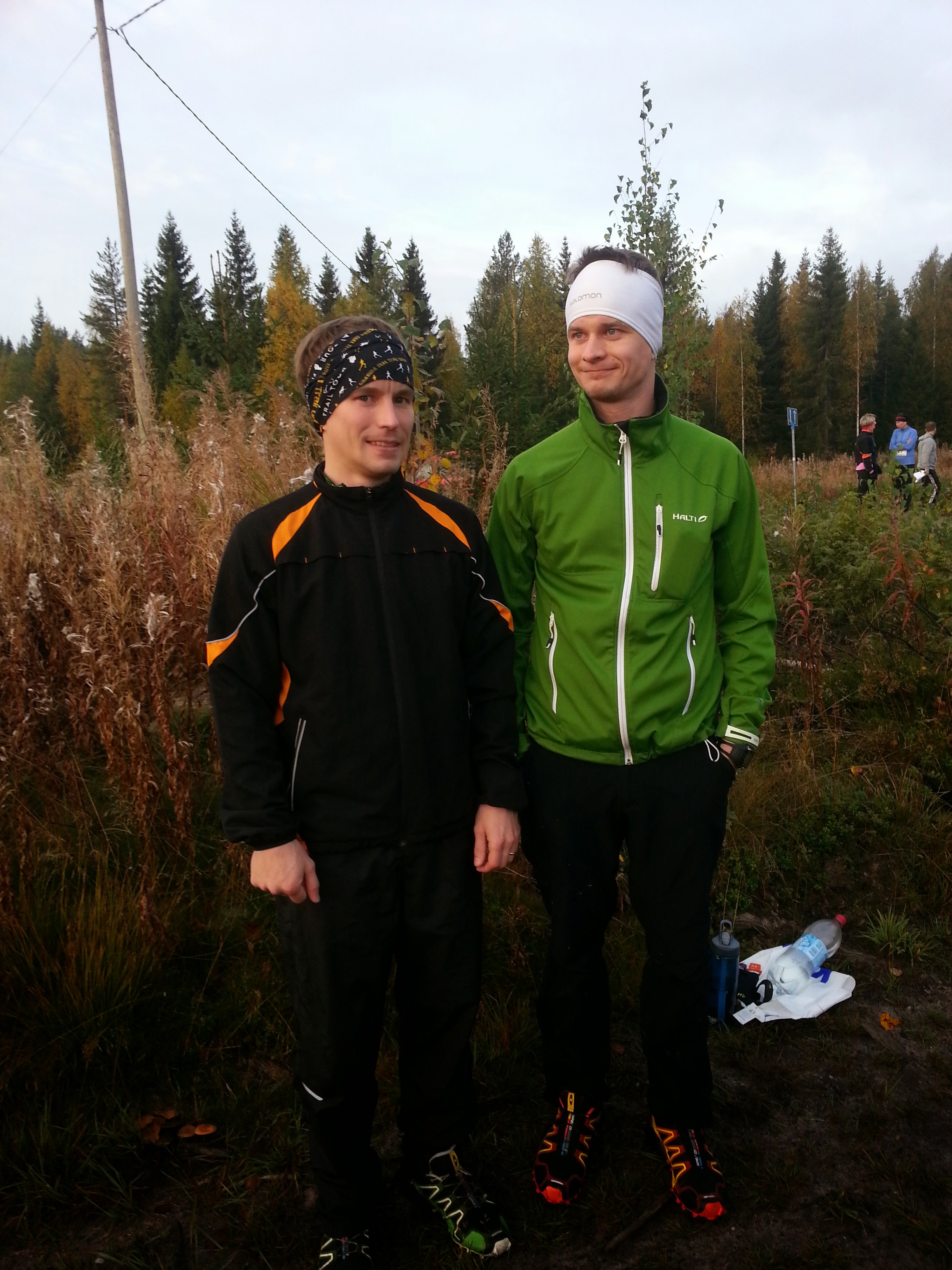 Vähintäänkin väkinäistä hymyä ennen lähtöä