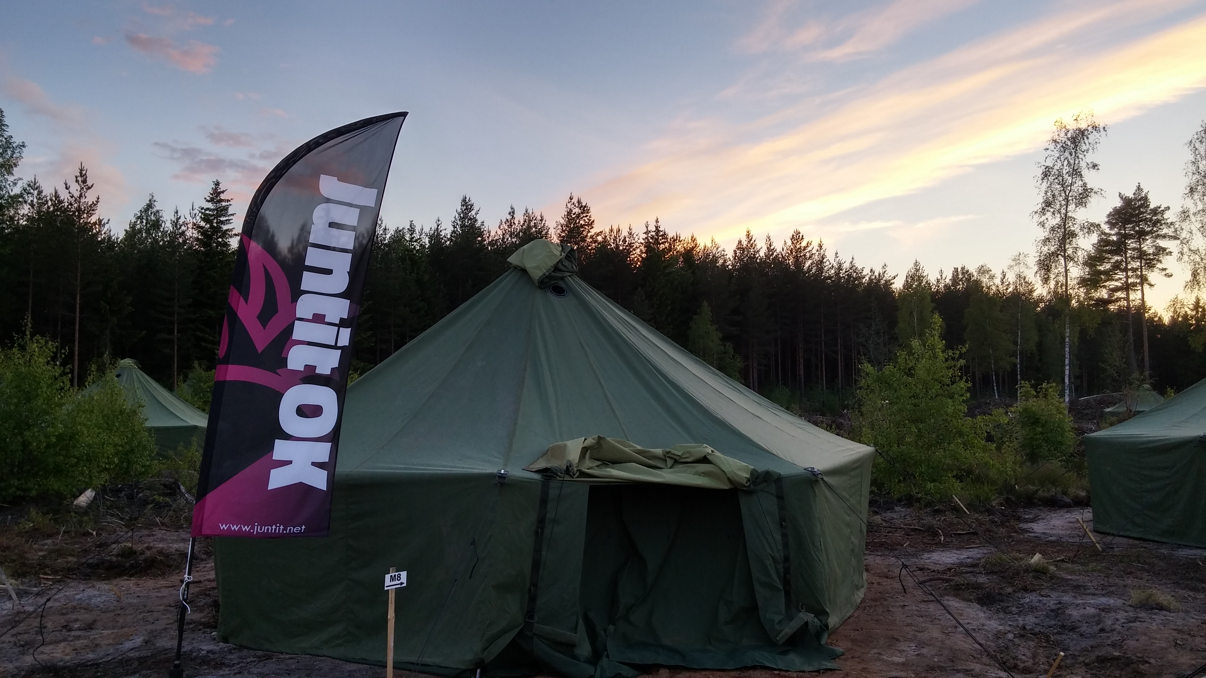 Isännän slaikka pystyssä uutuutta hohkavan PJ-teltan vieressä