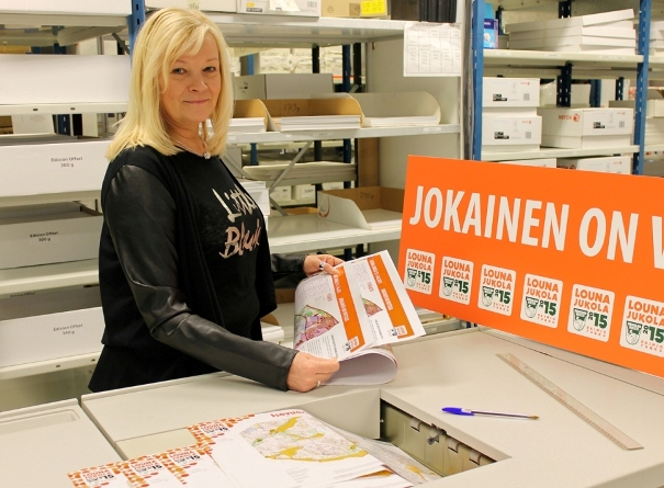 Multiprintin myyntipäällikkö Jaana Viitanen esittelee ykkösosuuden karttaa (kuva: Jukolan Viesti)