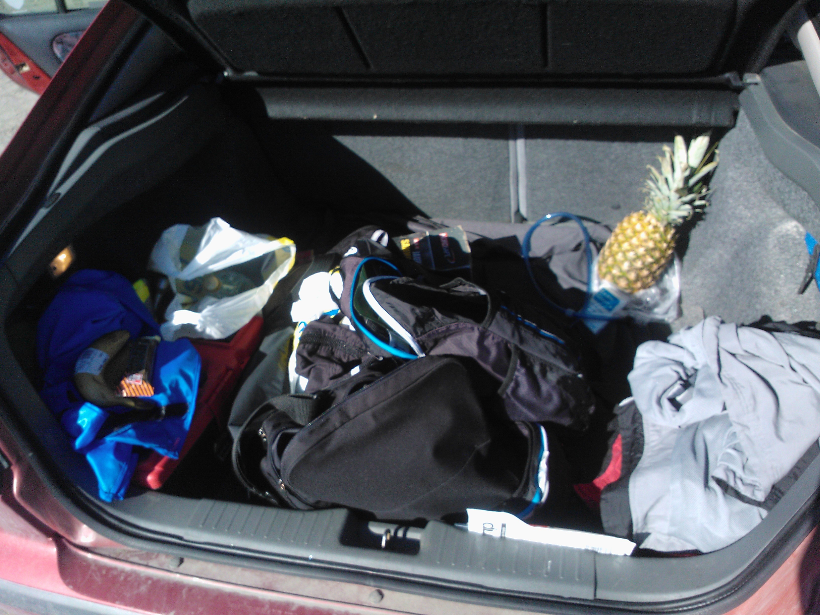 Takakontti täynnä tavaraa.