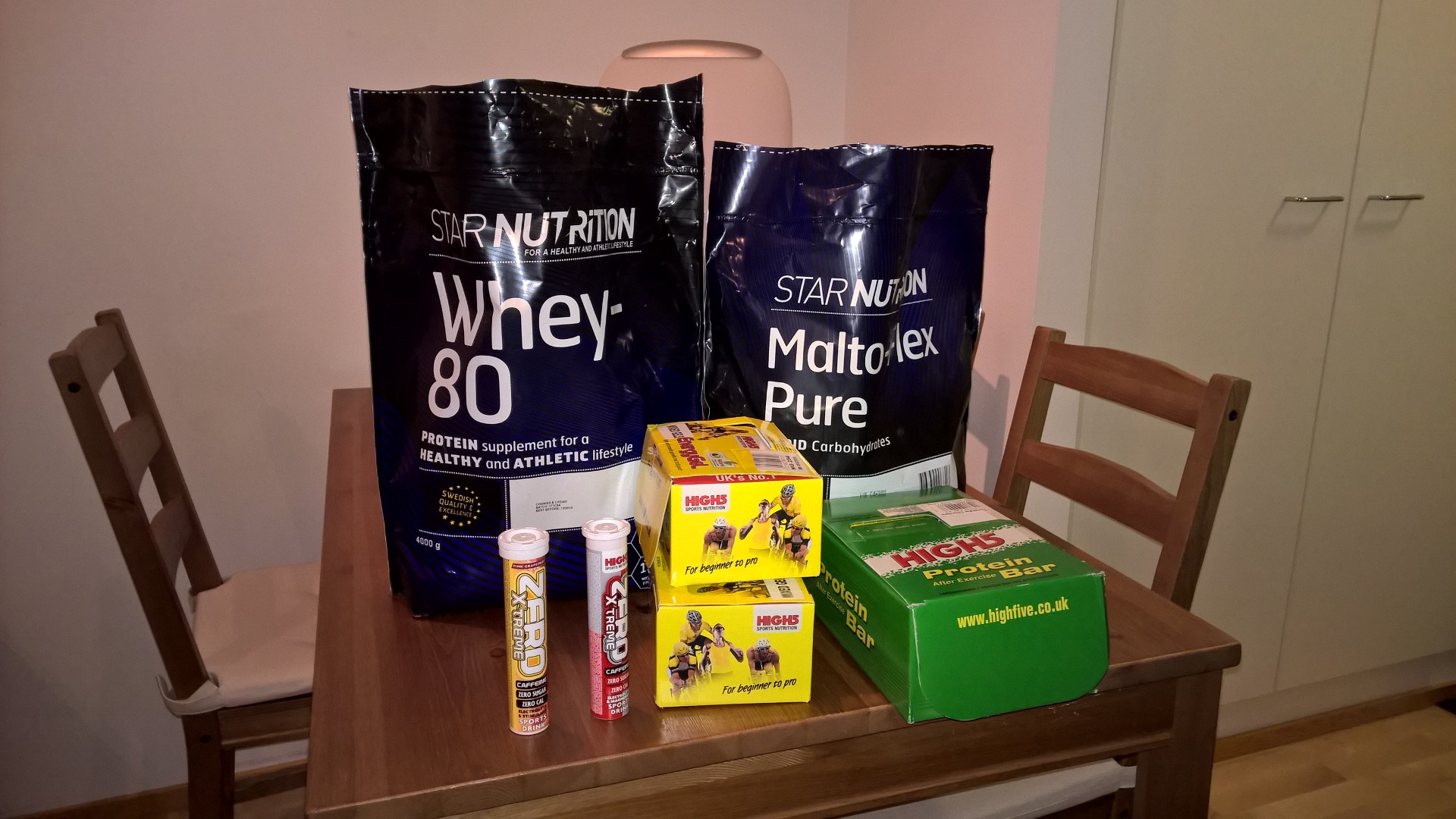 Lisäravinnekaapin sisältöä